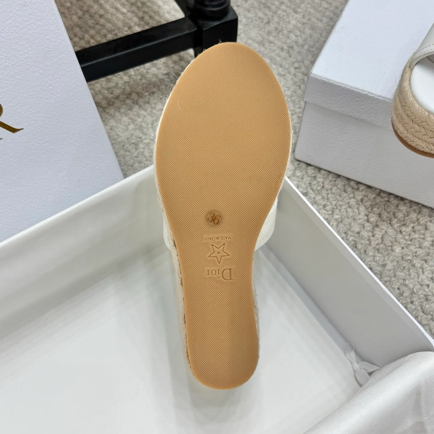 👟👟Ex-factory price 520👟👟 Increased height version✅🇨🇳 🇨🇳Dior 25ss summer high version new sandals. Simple and super versatile. Perfect and luxurious on the feet, can be matched with any spring and summer clothes. The foot feels even more comfortable! The material is a perfect replica of the original. Original disassembly and molding. ✅❶Material: original customized cowhide ✅❷Inner: original customized sheepskin ✅❸Foot: original customized sheepskin ✅❹Outsole: original woven wedge outsole ✅❺Heel height: 9.5cm ✅❻Packaging: original full set of packaging ✅❼Number: 35-41